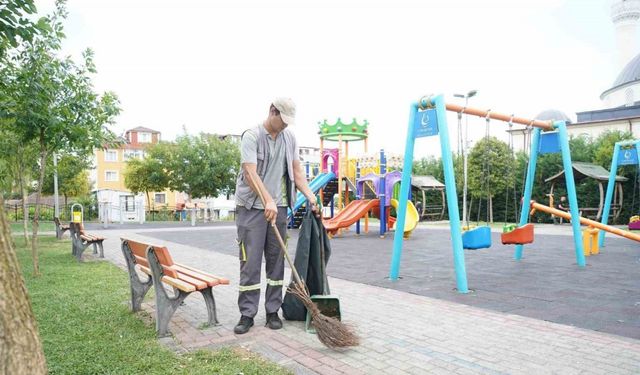 Çayırova’nın parkları düzenli olarak temizleniyor