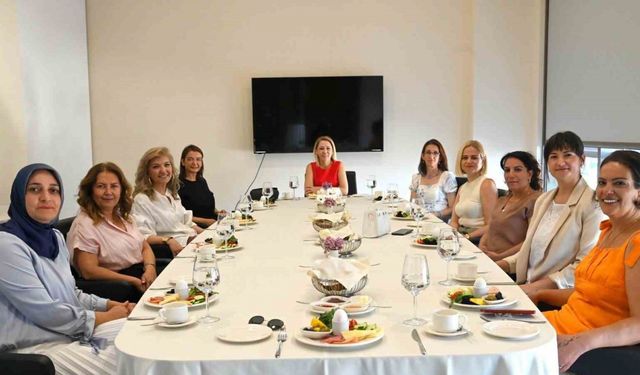 CHP’li belediye başkanlarının eşlerinden dayanışma toplantısı