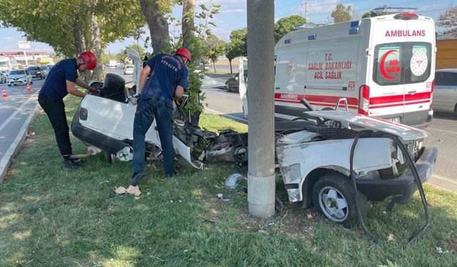 Direğe çarpan otomobil ikiye bölündü: 1 ölü, 1 yaralı