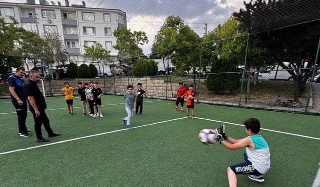 Ertuğrul Başkan’dan çocuklara ödüllü penaltı atışı