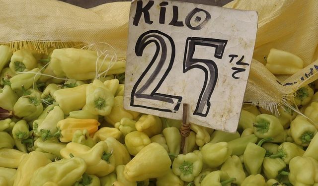 Erzincan’da yerli sebze ve meyvelerin çıkmasıyla semt pazarlarında fiyatlar düştü