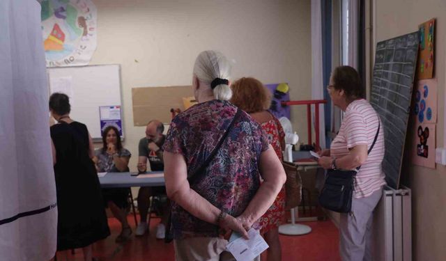 Fransa’da halk erken genel seçimlerin 2. turu için sandık başında