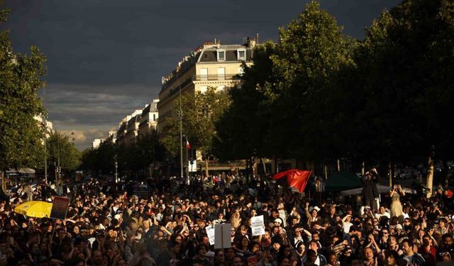 Fransa’da sandık çıkış anketlerine göre Yeni Halk Cephesi’nin seçimlerin ikinci turunda birinci olması bekleniyor