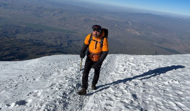 Gönül verdiği takımının bayrağını Ağrı Dağı’nın zirvesinde açtı