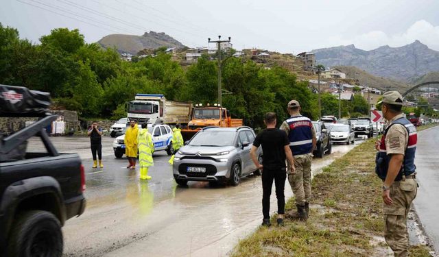 Gümüşhane’de sağanak yağışın ardından trafikte aksamalar meydana geldi