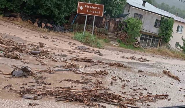 Gümüşhane’yi sağanak yağış vurdu, Erzincan-Gümüşhane karayolu kapandı