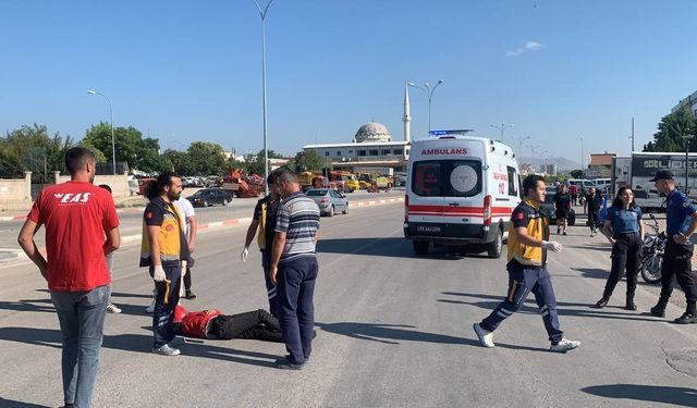 Hafif ticari araçla çarpışan motosiklet 30 metre sürüklendi: 2 yaralı