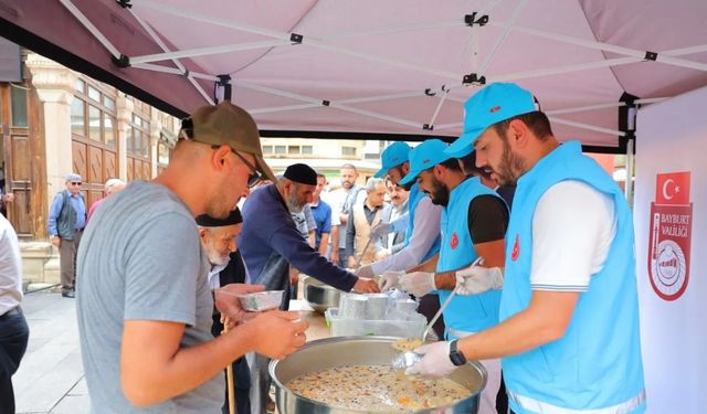 İl Müftülüğünce Bayburt’ta vatandaşlara aşure ikram edildi