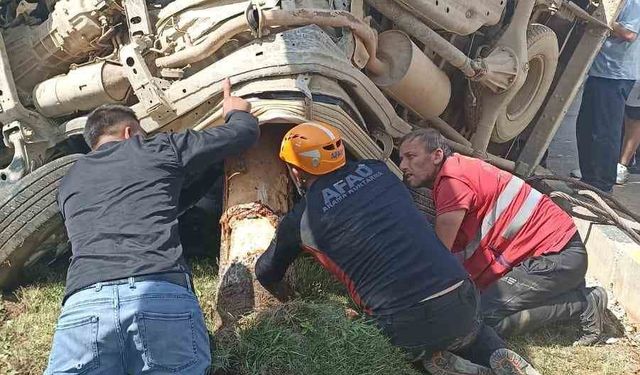 Isparta’da otomobil ağaca çarptı: 2 yaralı