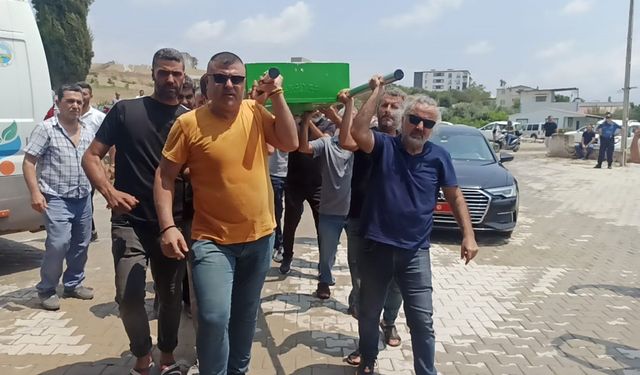 İzmir’de yoldaki elektrik akımına kapılarak ölen Özge Ceren, son yolculuğuna uğurlandı