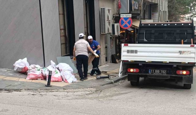 Kaldırım üzerinde 15 gündür bekleyen inşaat atıkları toplandı