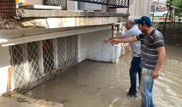 Karaman’da sağanak sele neden oldu, 2 kişi canını zor kurtardı