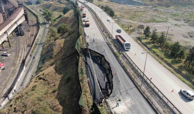 Karayolu tamamen çökünce demir yolu da ulaşıma kapandı