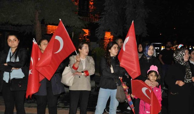 Karslılar 15 Temmuz’un 8. yıl dönümünde meydanları doldurdu