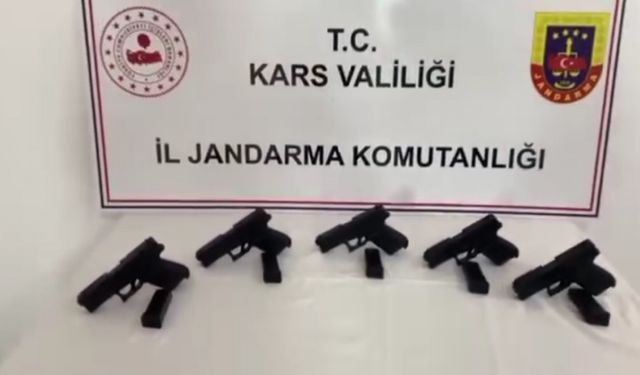 Kars’ta bir otobüste 5 silah ele geçirildi