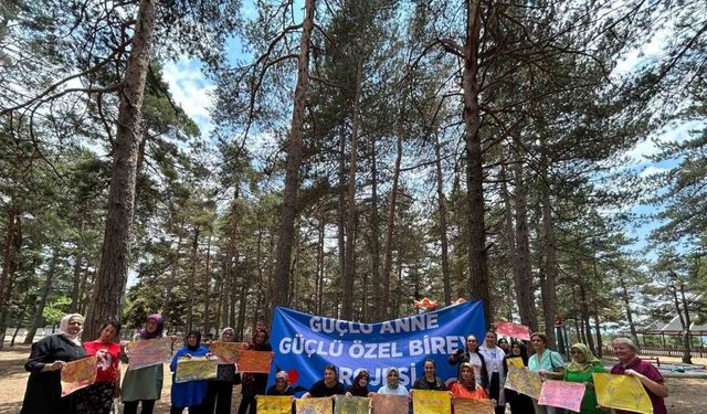 Kastamonu’da özel bireyler ile anneleri, doğada ebru yaparak stres attı