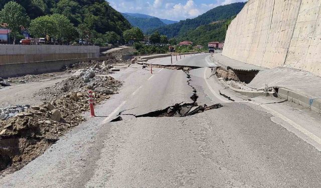 Kastamonu’da yol çöktü