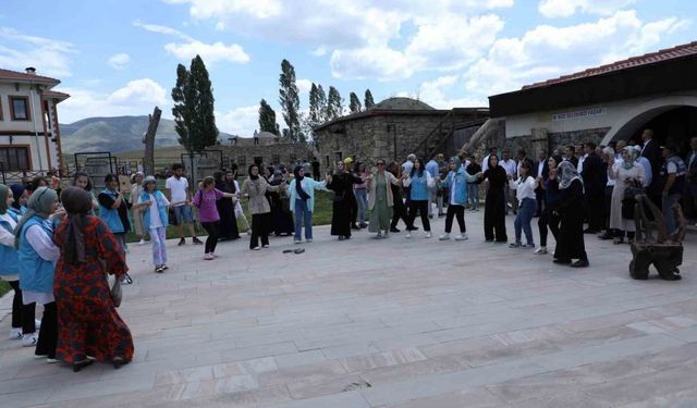 Kenan Yavuz Etnografya Müzesinde türkü dolu saatler