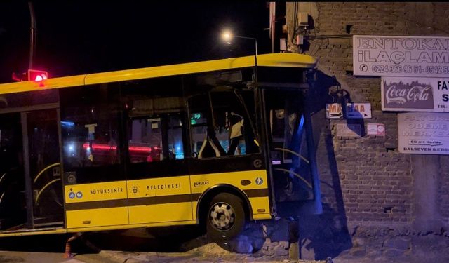 Kontrolden çıkan belediye otobüsü, tamirci dükkanına girdi