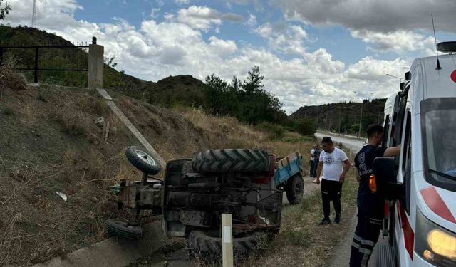 Kontrolden çıkan traktör devrildi, sürücü yaralandı