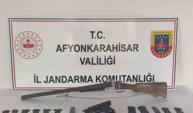 Köydeki evine silah imalathanesi kurdu