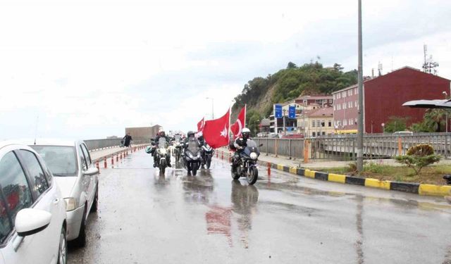 Kurtuluş Savaşı’nda cephanenin taşındığı İstiklal Yolu’nu motorla geçiyorlar