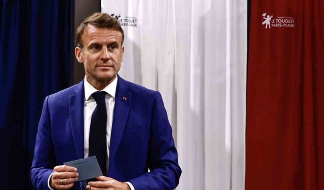 Macron: "Aşırı sağa tek bir oy bile verilmemeli"