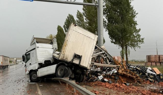 Makaslayan tırın dorsesi hurdaya döndü: Sürücü yara almadan kurtuldu