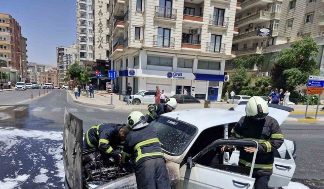 Mardin’de seyir halindeki otomobil yandı