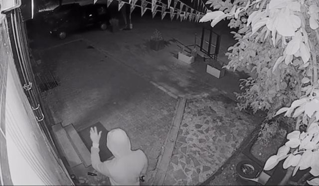 Maskeli şüpheliler 3 dükkanın camları taşla kırdı
