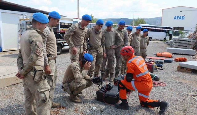 Muğla İl Jandarma Komutanlığı’nda depremde arama kurtarma eğitimi verildi