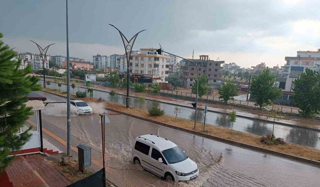 Osmaniye’de sağanak ve fırtınada sokaklar göle döndü