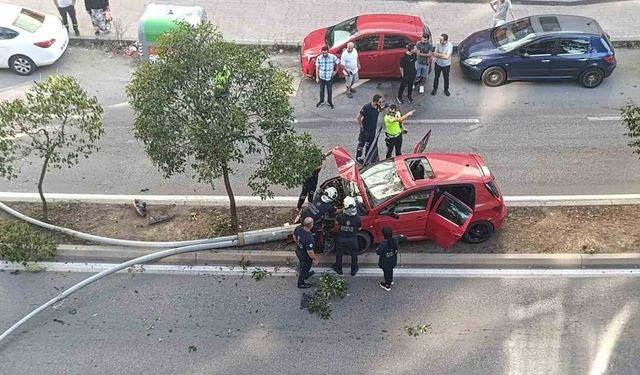 Otomobil aydınlatma direğine çarptı: 2 yaralı