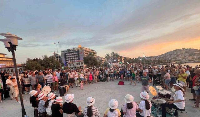 (Özel) Köy çocukları tatilde binlerce turiste konser verdi