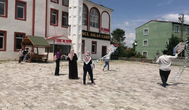 Resul Aslan Camii Yaz Kur’an Kursunda Uçurtma Şenliği