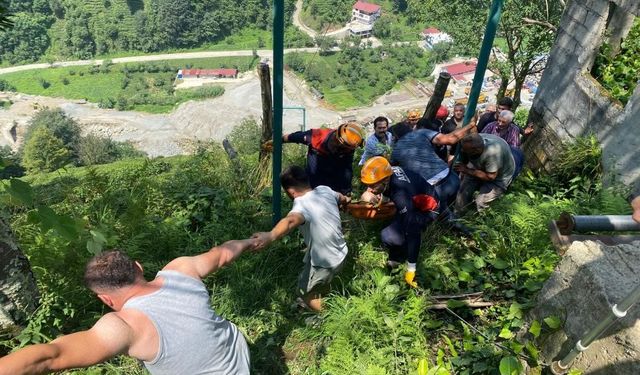 Rize’de çay toplarken elektrik akımına kapılan genç verdiği yaşam savaşını kaybetti