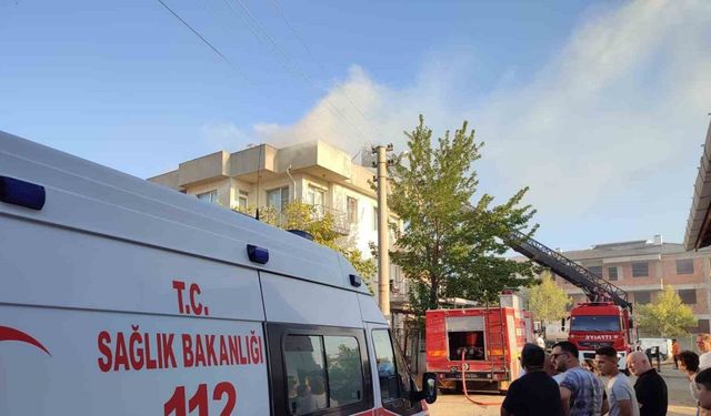 Sağlık personeli yangını izleyenleri “Dumandan kaçın, zehirleneceksiniz” anonsuyla dağıttı