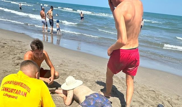 Samsun’da denize giren 3 kişi boğulma tehlikesi geçirdi