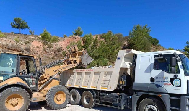 Selçuk, kent genelinde biriken molozlardan temizlendi