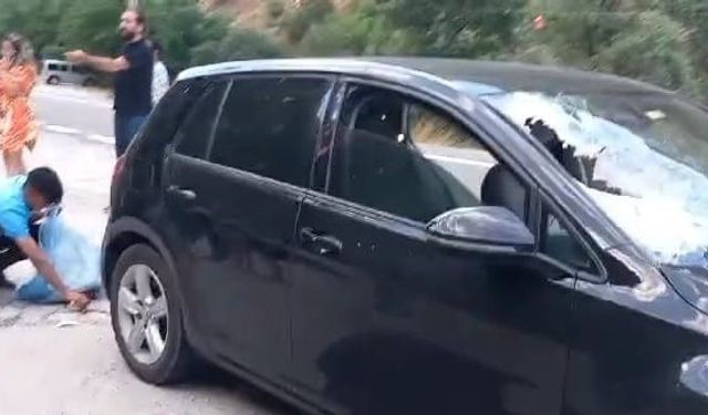 Seyir halindeki araca kaya isabet etti: 1 ölü, 2 yaralı