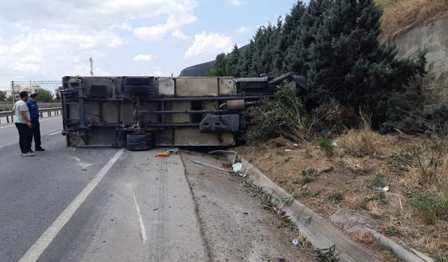 Sürücüsünün uyuduğu iddia edilen kamyon devrildi