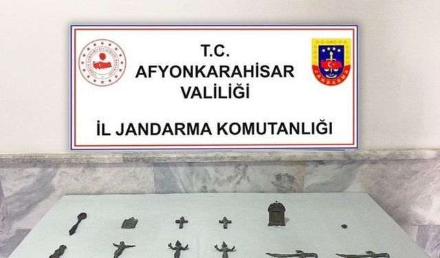 Taş toplarken bulduğu tarihi eserleri jandarmaya teslim etti