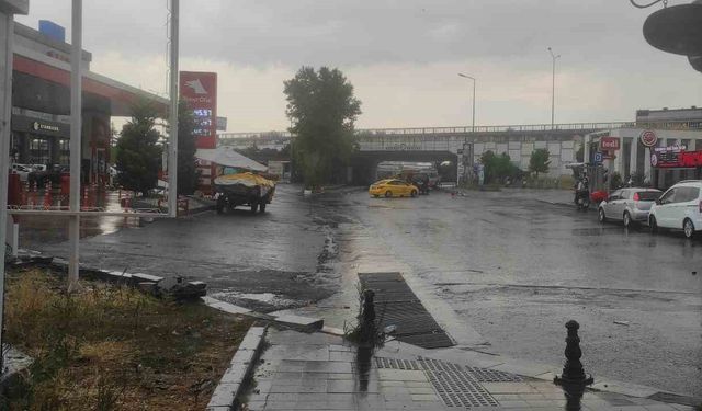 Tekirdağ’da rögar taştı, cadde sular altında kaldı