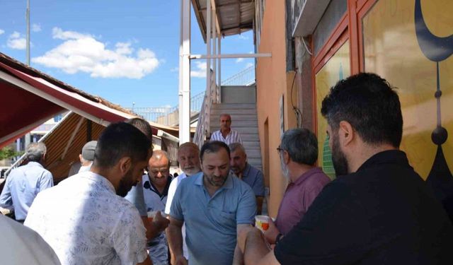 Tercan’da camii cemaatine aşure dağıtıldı