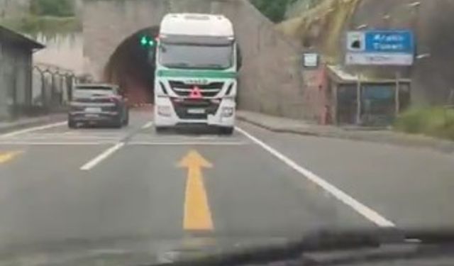 Tır Karadeniz Sahil Yolu’nda geri geri gitti, sürücüler o anları kayda aldı