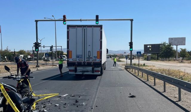 Tıra çarpan motosiklet sürücüsü hayatını kaybetti