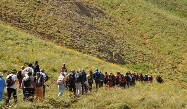 Tunceli’de doğa harikası krater gölüne gezi