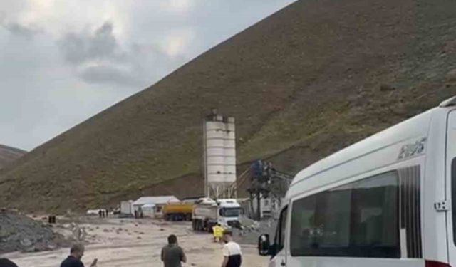 Van-Hakkari karayolunda onlarca araç selde mahsur kaldı