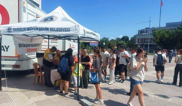 Vatandaşlara ücretsiz limonata ve su ikramı