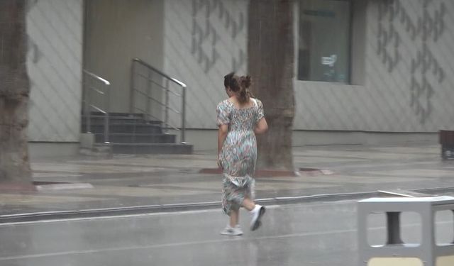 Yaz yağmuruna hazırlıksız yakalanan Denizliler ıslanmaktan kurtulamadı